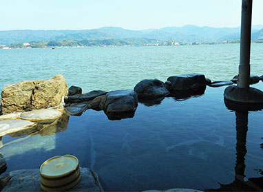 Open-air bath on the lake