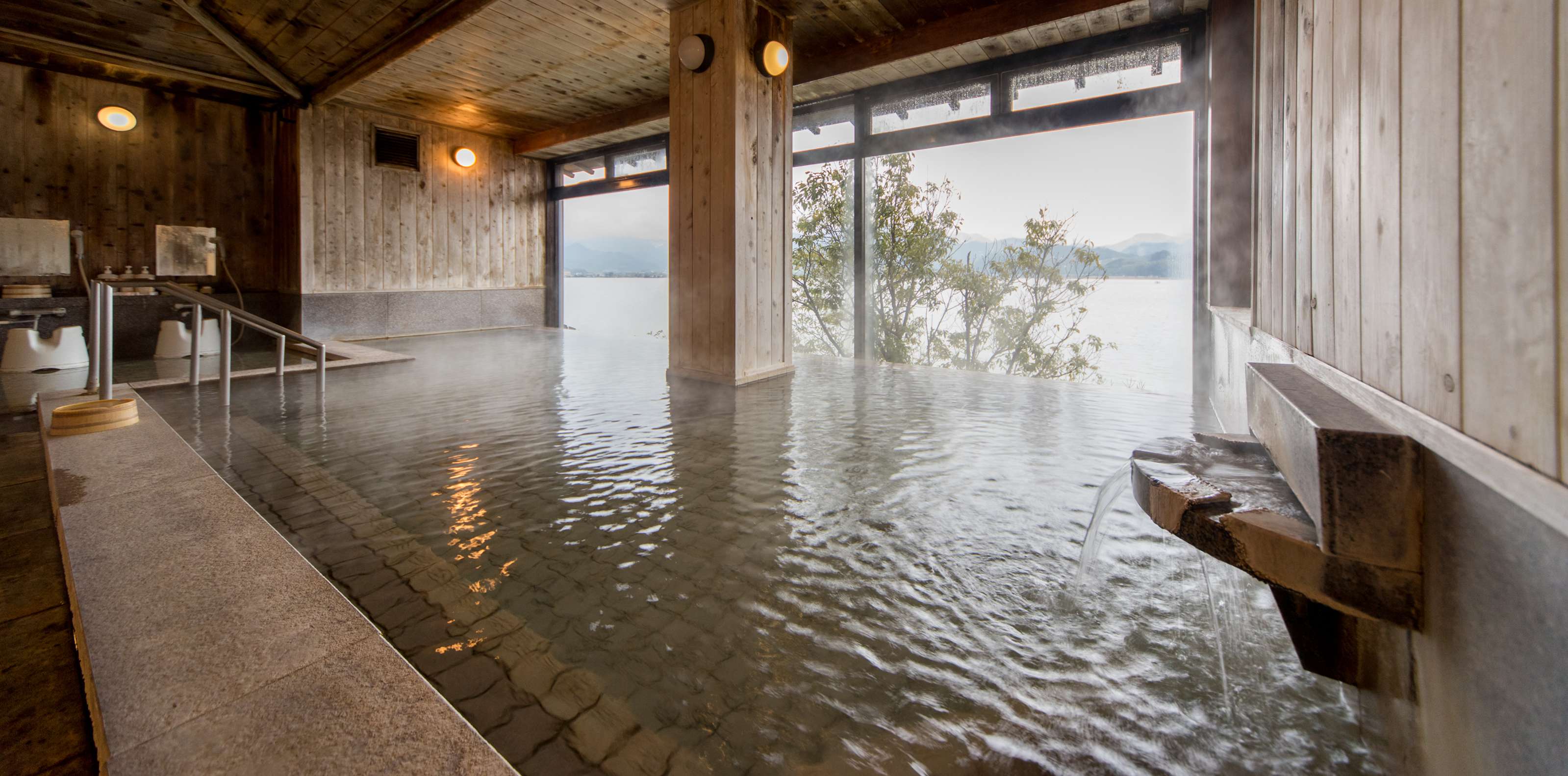 大浴場　源泉かけ流しの湯