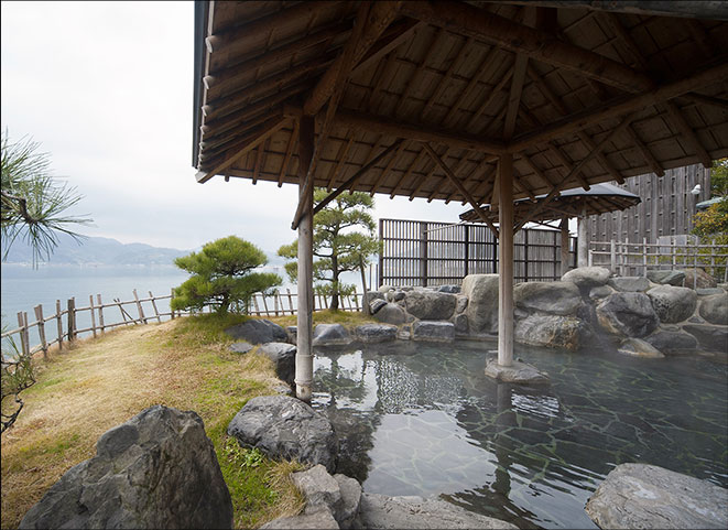 千年の湯 湖上露天風呂